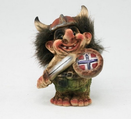 Troll med vikinghjelm, skjold og sverd (Troll nr. 006)